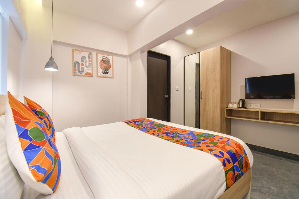 TV a/nebo společenská místnost v ubytování FabHotel Olive Suite - Near Airforce get
