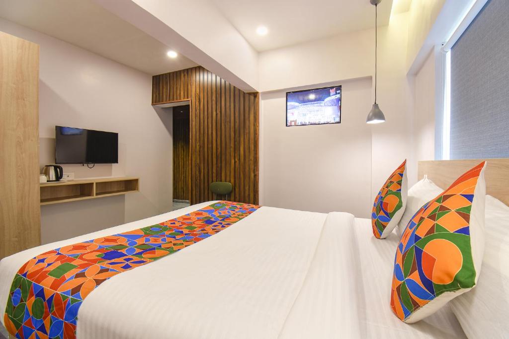 Postel nebo postele na pokoji v ubytování FabHotel Olive Suite - Near Airforce get