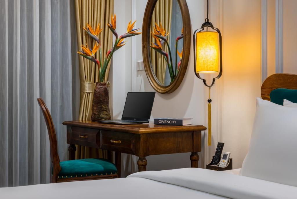 Postel nebo postele na pokoji v ubytování Eliana Premio Hotel Hanoi