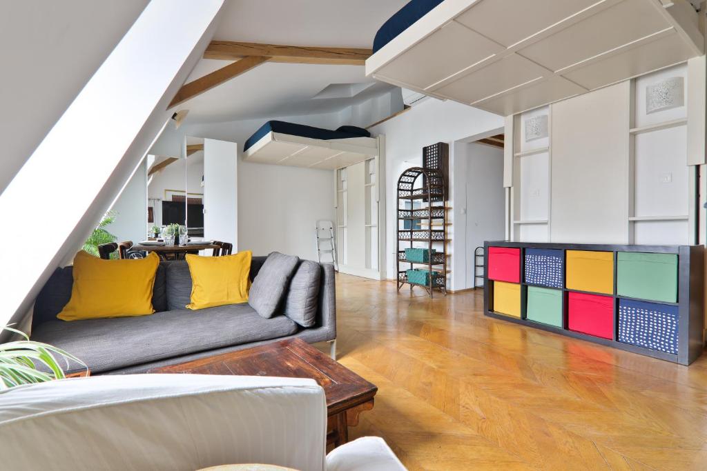 un salon avec un canapé et une table dans l'établissement Studio Appartement Quartier Panthéon 3 Free Netflix, à Paris