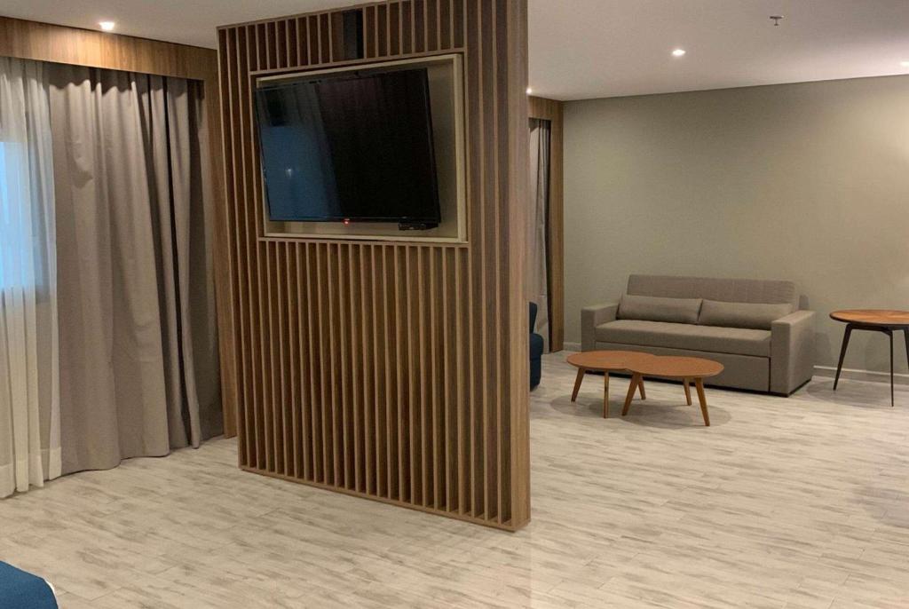 Uma televisão e/ou sistema de entretenimento em Tryp by Wyndham Asuncion