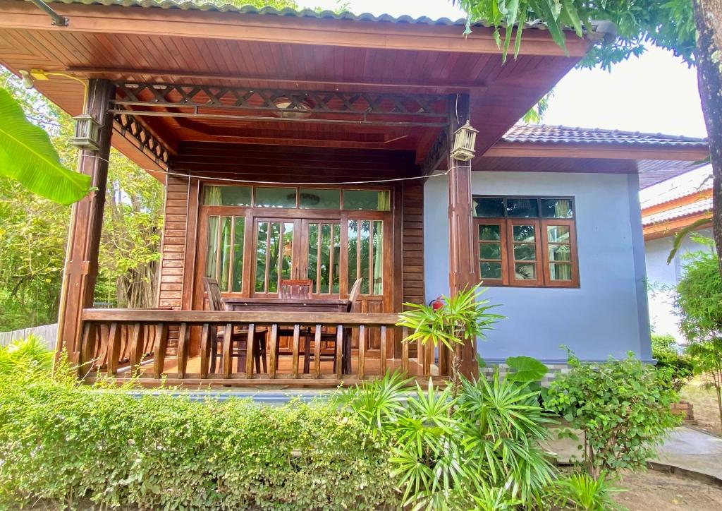 Zahrada ubytování Khum Laanta Resort - SHA Extra Plus
