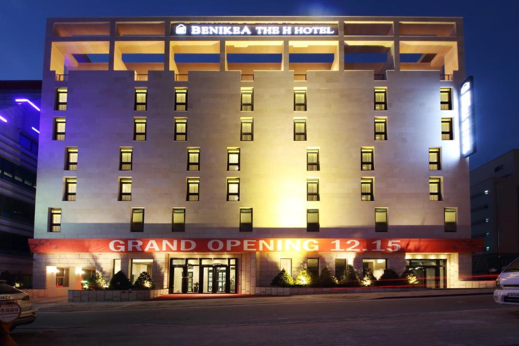 a rendering of the grand opening of a hotel at Benikea The H Hotel in Hwaseong