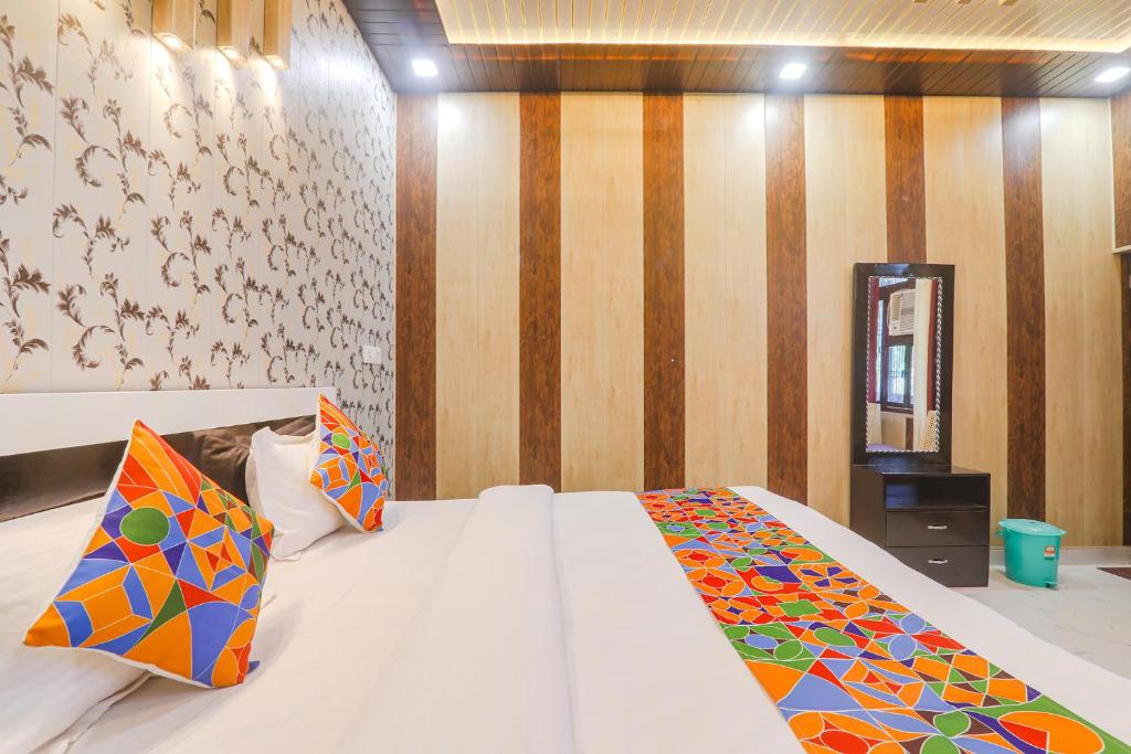Postel nebo postele na pokoji v ubytování FabHotel Uma Yugul
