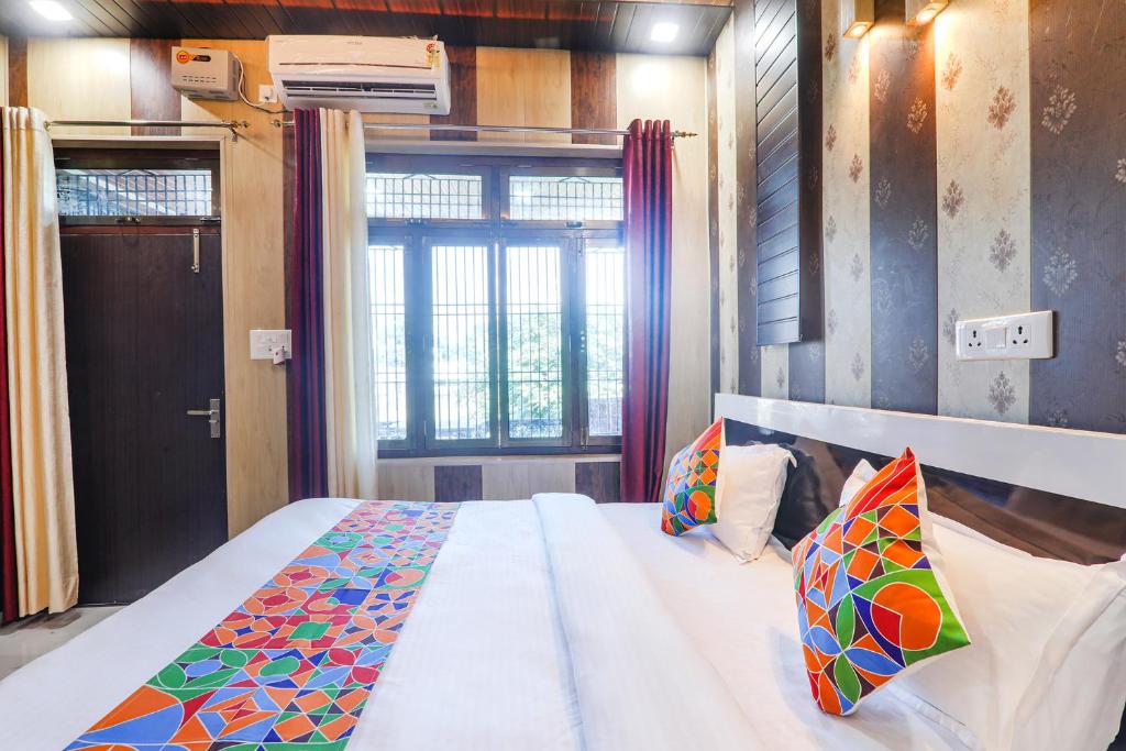 Postel nebo postele na pokoji v ubytování FabHotel Uma Yugul