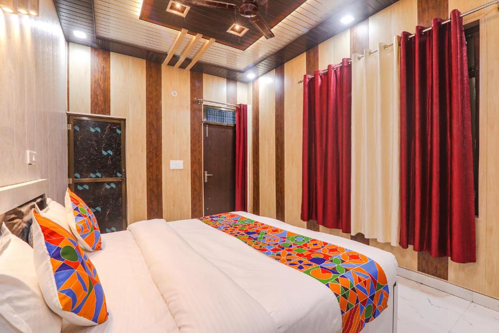 Postel nebo postele na pokoji v ubytování FabHotel Uma Yugul