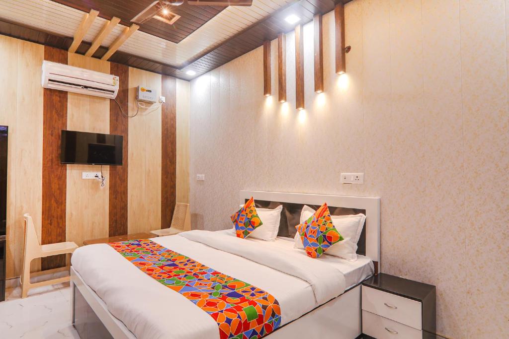 Postel nebo postele na pokoji v ubytování FabHotel Uma Yugul