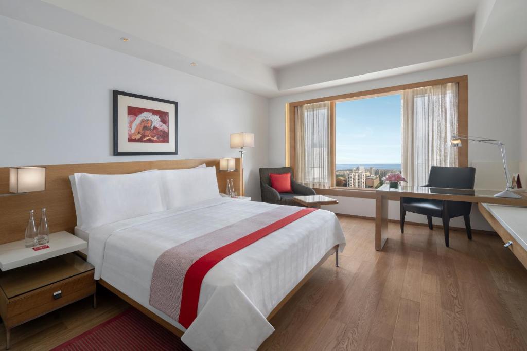 Postel nebo postele na pokoji v ubytování Trident Nariman Point