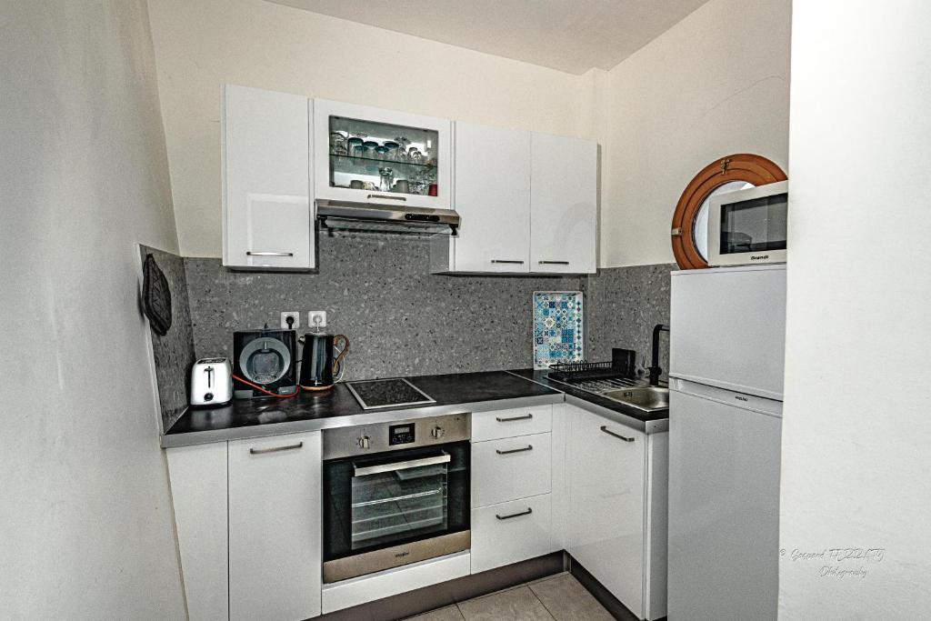 Kuchyň nebo kuchyňský kout v ubytování L'heure Dorée - Charmant appartement vue mer