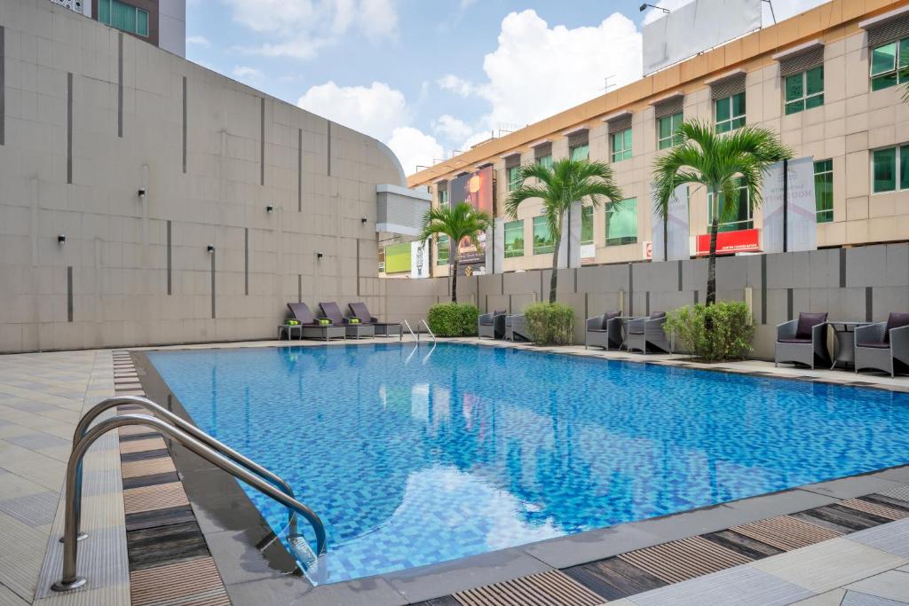 Bazén v ubytování Nagoya Hill Hotel Batam nebo v jeho okolí