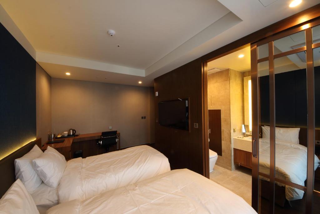 Benikea The H Hotel - Twin Room With Balcony
