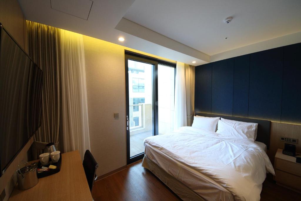 Postel nebo postele na pokoji v ubytování Benikea The H Hotel