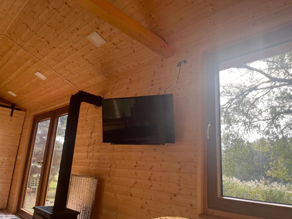TV a/nebo společenská místnost v ubytování Glamping - Maringotka u Tobíka