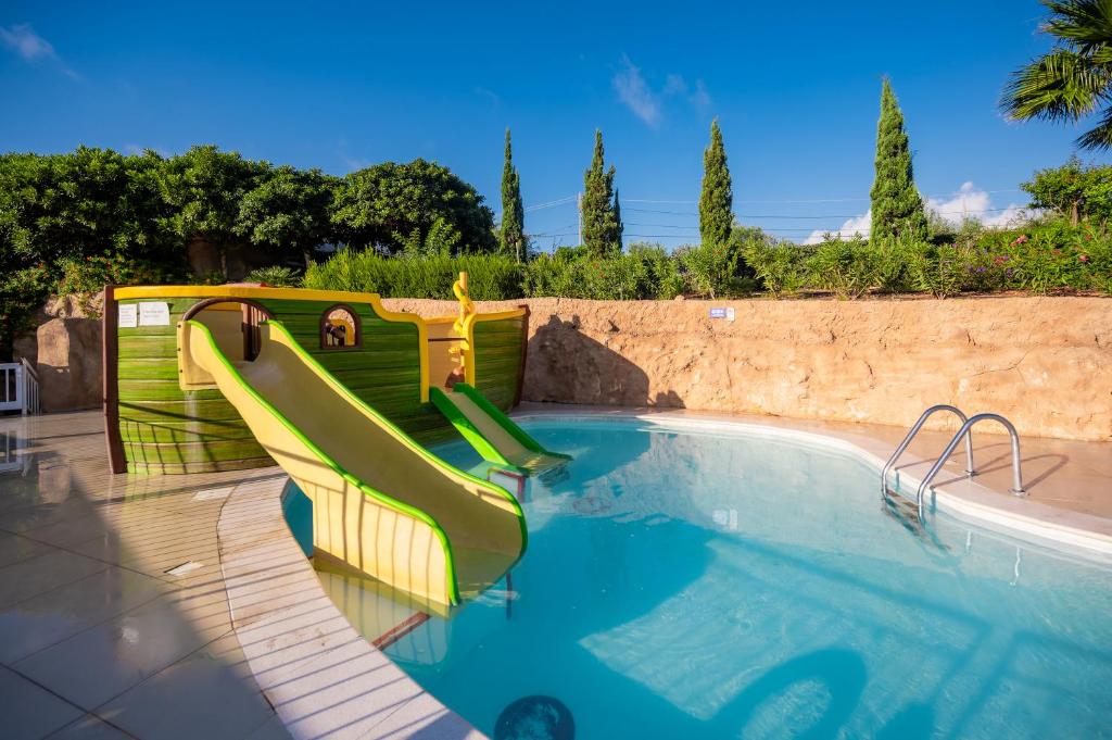 Bazén v ubytování db Seabank Resort + Spa All Inclusive nebo v jeho okolí