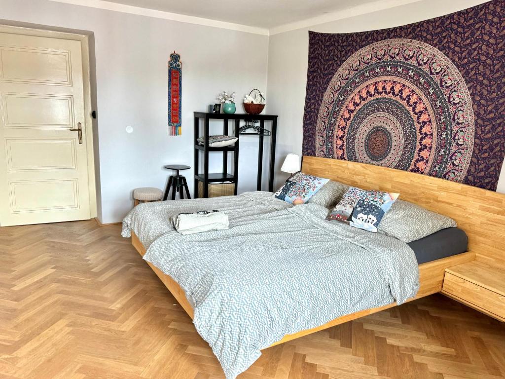 Photo de la galerie de l'établissement KNK Vibrant Central Spacious Hideaway, à Hradec Králové