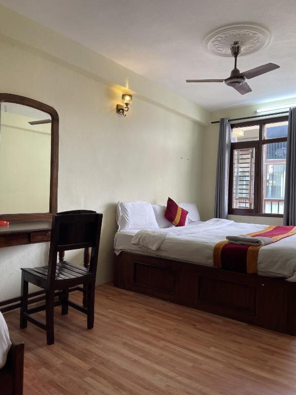 Postel nebo postele na pokoji v ubytování Holy Land Hotel Nepal
