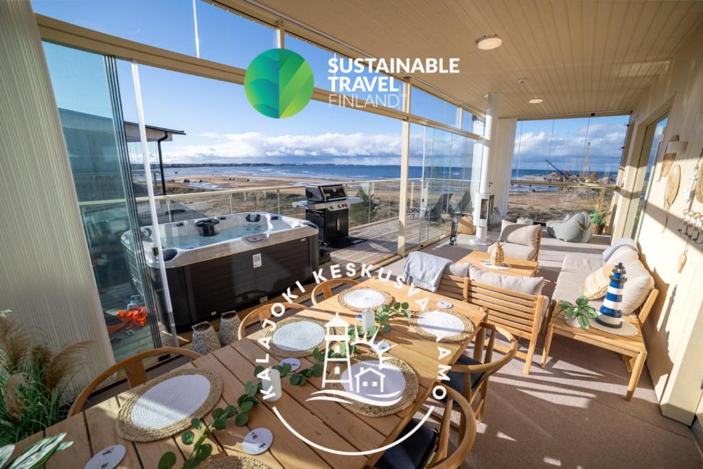 une salle à manger avec vue sur l'océan dans l'établissement Marina Resort C9, à Kalajoki