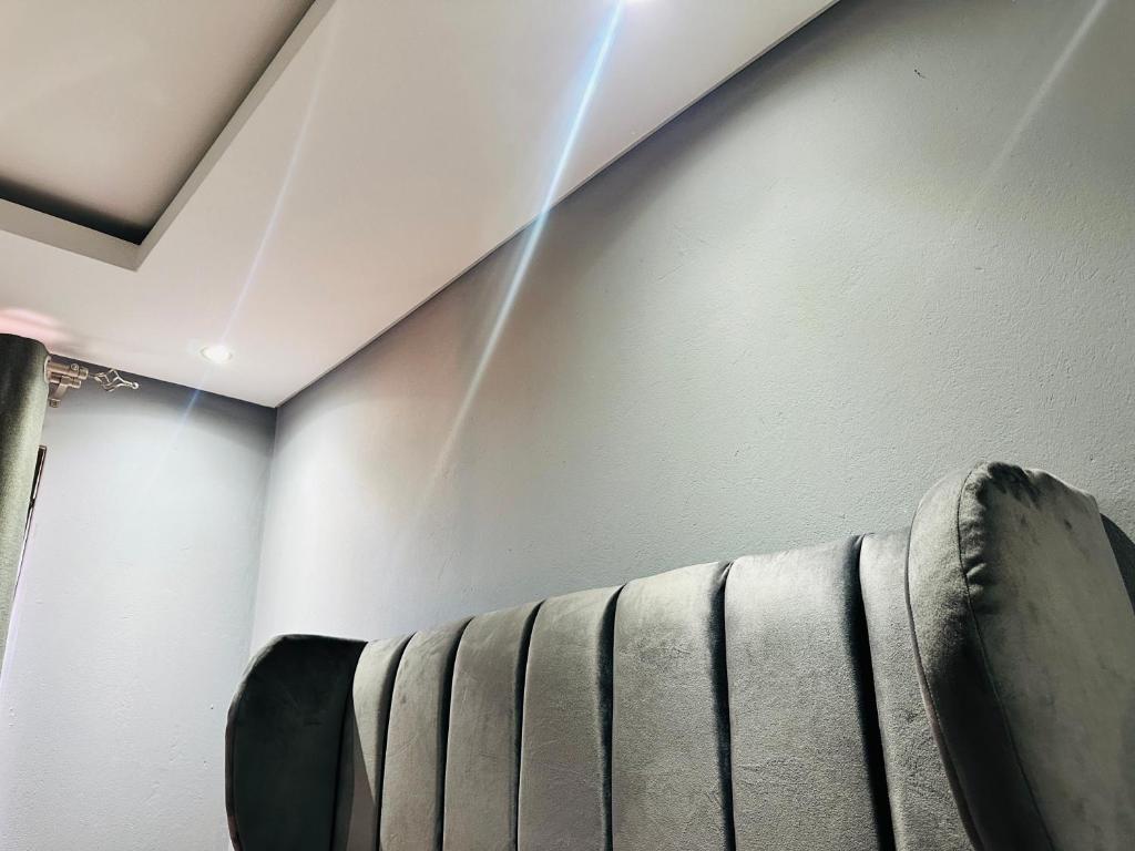 Een zitgedeelte bij West Home Rest