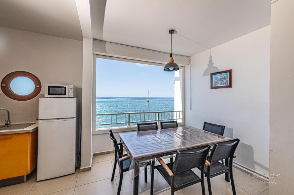 Kuchyň nebo kuchyňský kout v ubytování Les Pénates - Appt vue mer proche plage