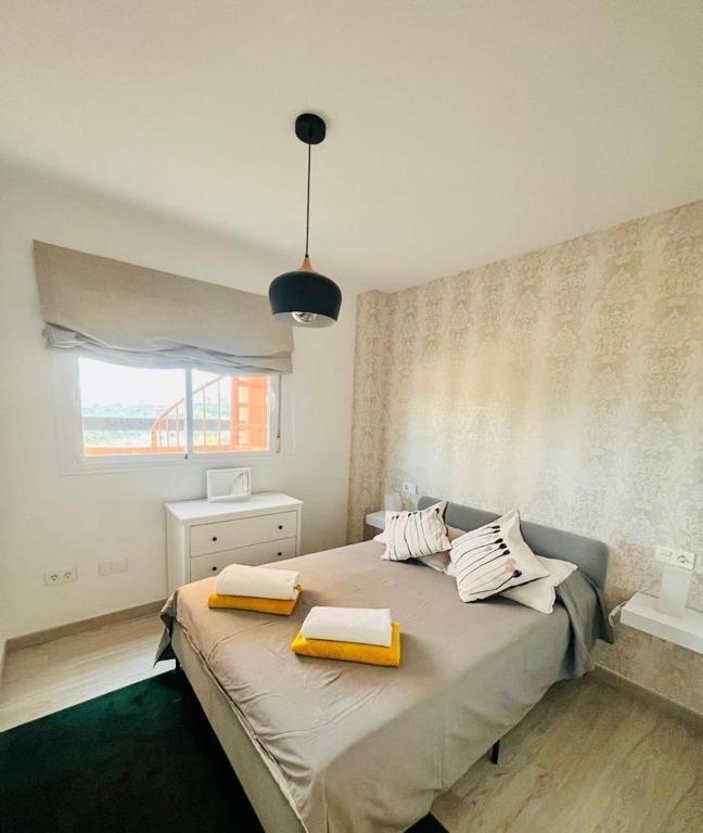 Postel nebo postele na pokoji v ubytování 2 bedroom Penthouse with a private 360 rooftop terrace with sea and mountain views