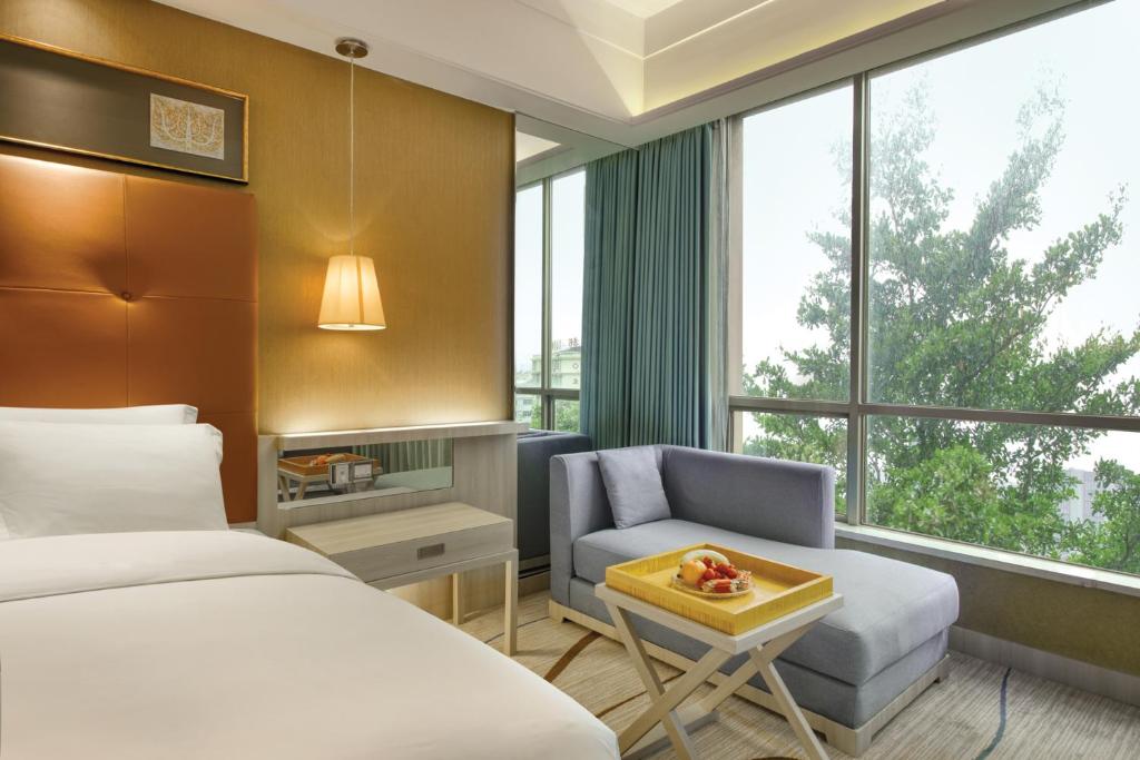 Postel nebo postele na pokoji v ubytování Dongguan Royal Garden Hotel