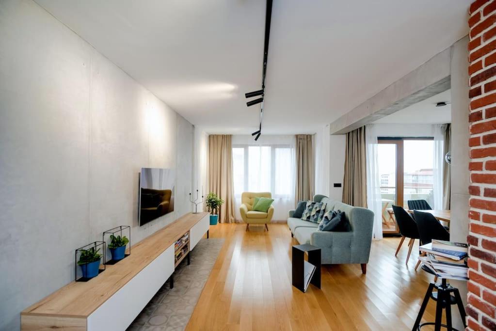 Una sala de estar con un sofá y un televisor. en Luxury and Cozy Apartment with lots of Sun, en Burgas
