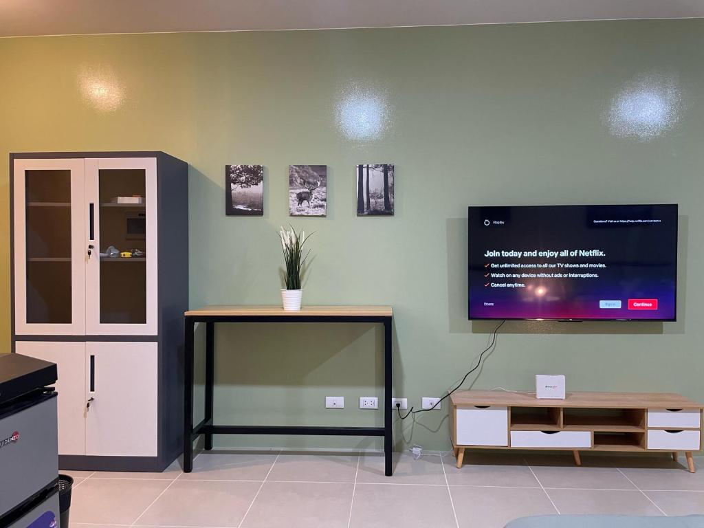 Μια τηλεόραση ή/και κέντρο ψυχαγωγίας στο Serin Tagaytay Condotel