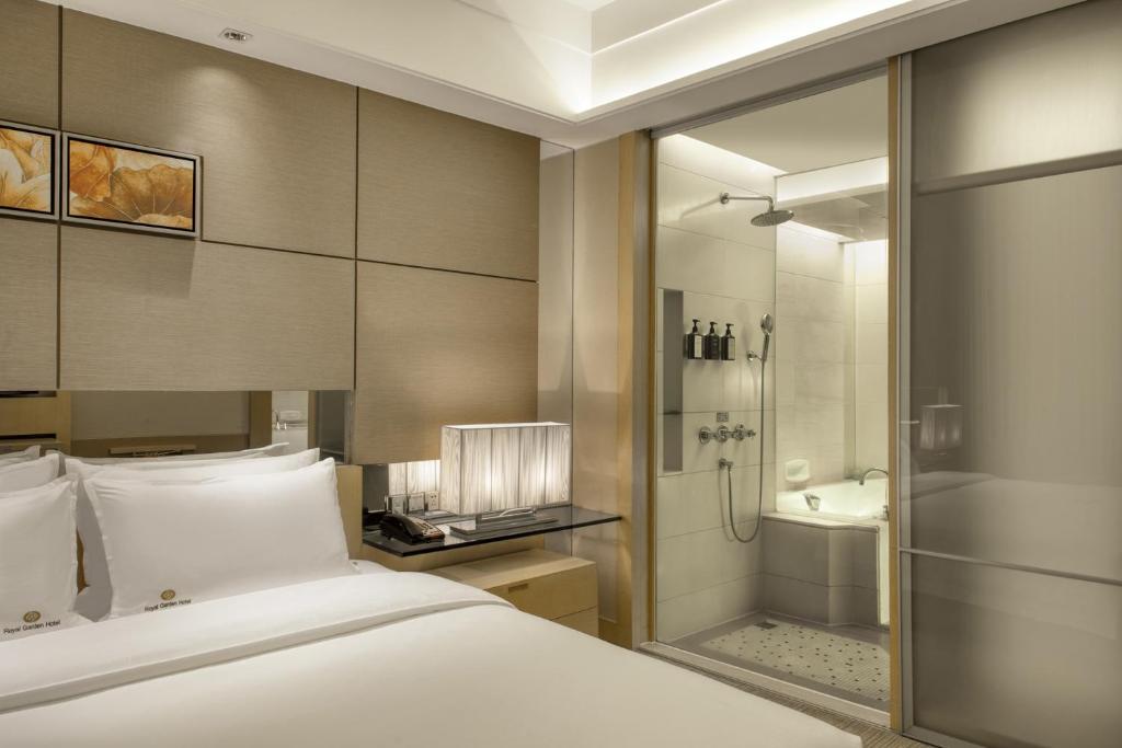 Postel nebo postele na pokoji v ubytování Dongguan Royal Garden Hotel