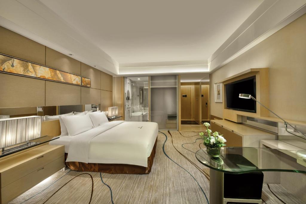 Postel nebo postele na pokoji v ubytování Dongguan Royal Garden Hotel