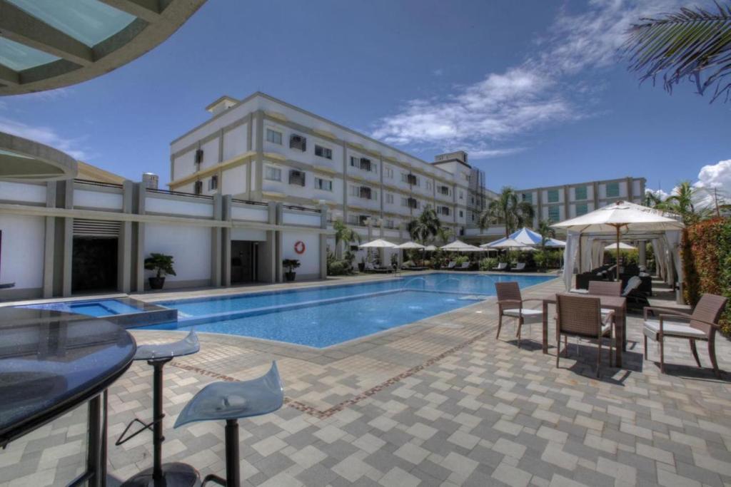 Bazén v ubytování Hotel Centro Puerto Princesa Near Airport nebo v jeho okolí