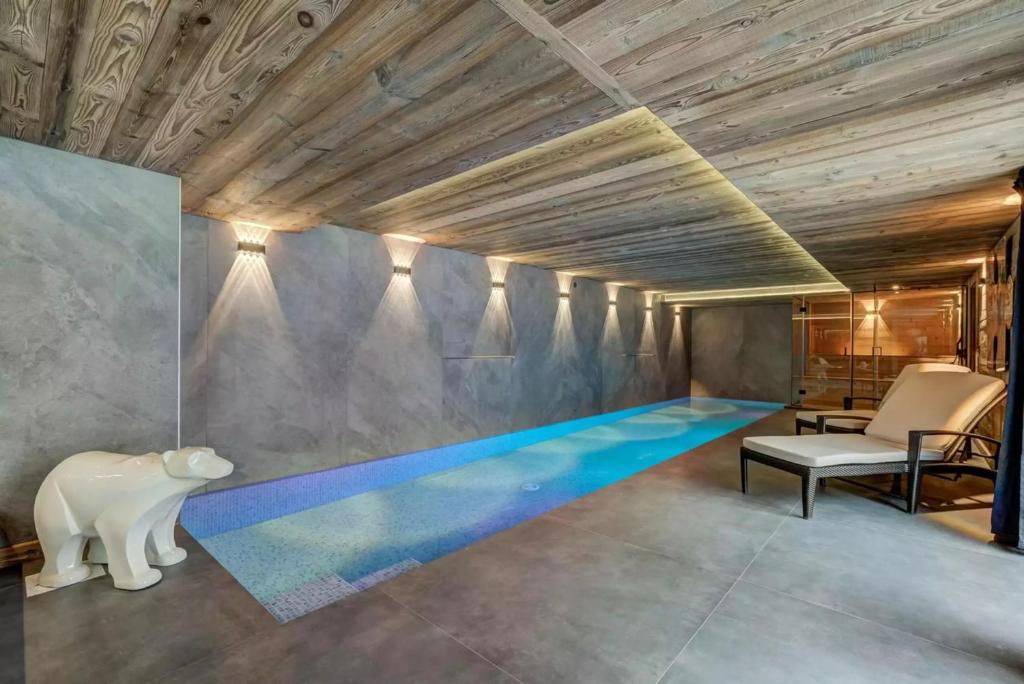 - une piscine au milieu d'une pièce dans l'établissement Le Chalet Freya Chamonix, à Chamonix-Mont-Blanc