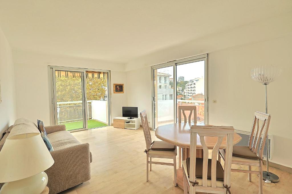 un salon avec une table et un canapé dans l'établissement Mireille, à Cannes