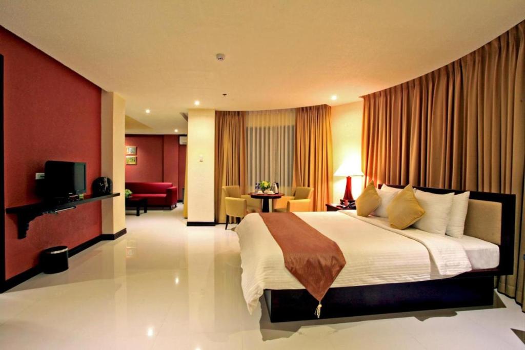 TV a/nebo společenská místnost v ubytování Hotel Centro Puerto Princesa Near Airport