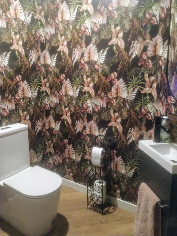 Riverside Retreat Entire home - Resim 7