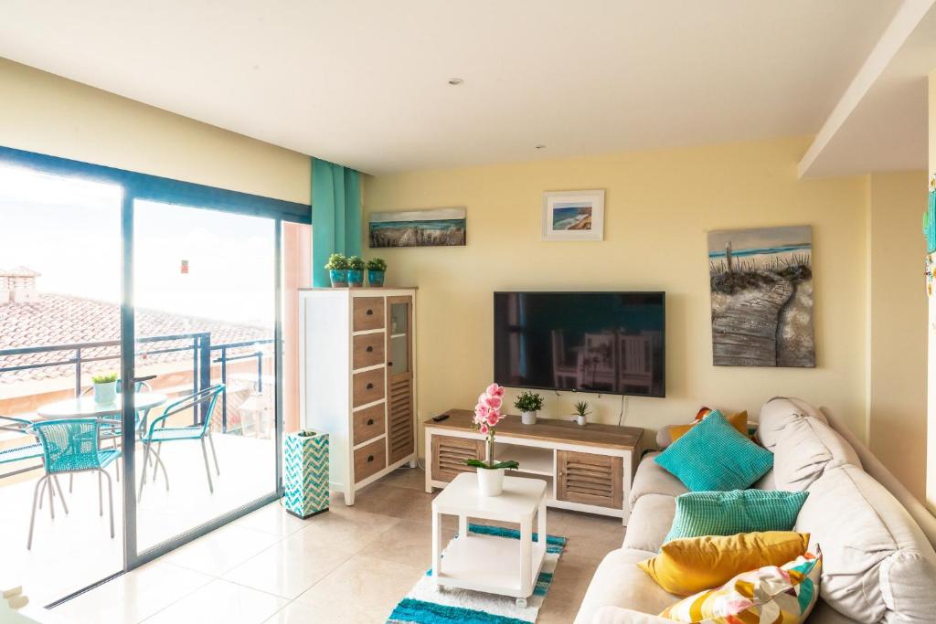 TV a/nebo společenská místnost v ubytování Lucky Thirteen - Apartment with Ocean View