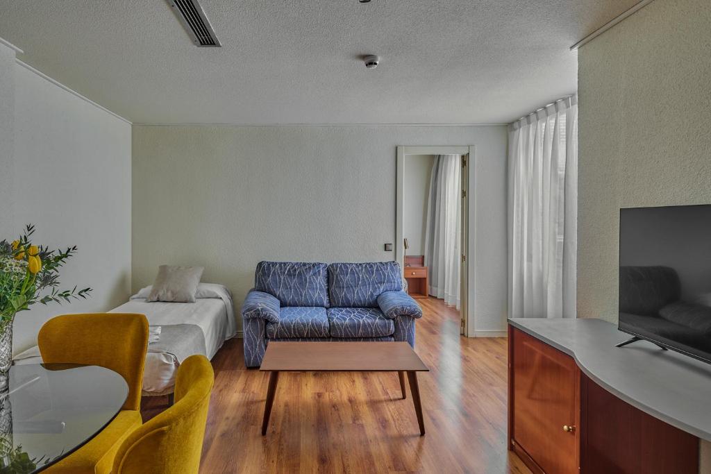 TV a/nebo společenská místnost v ubytování Apartamentos Juan Bravo