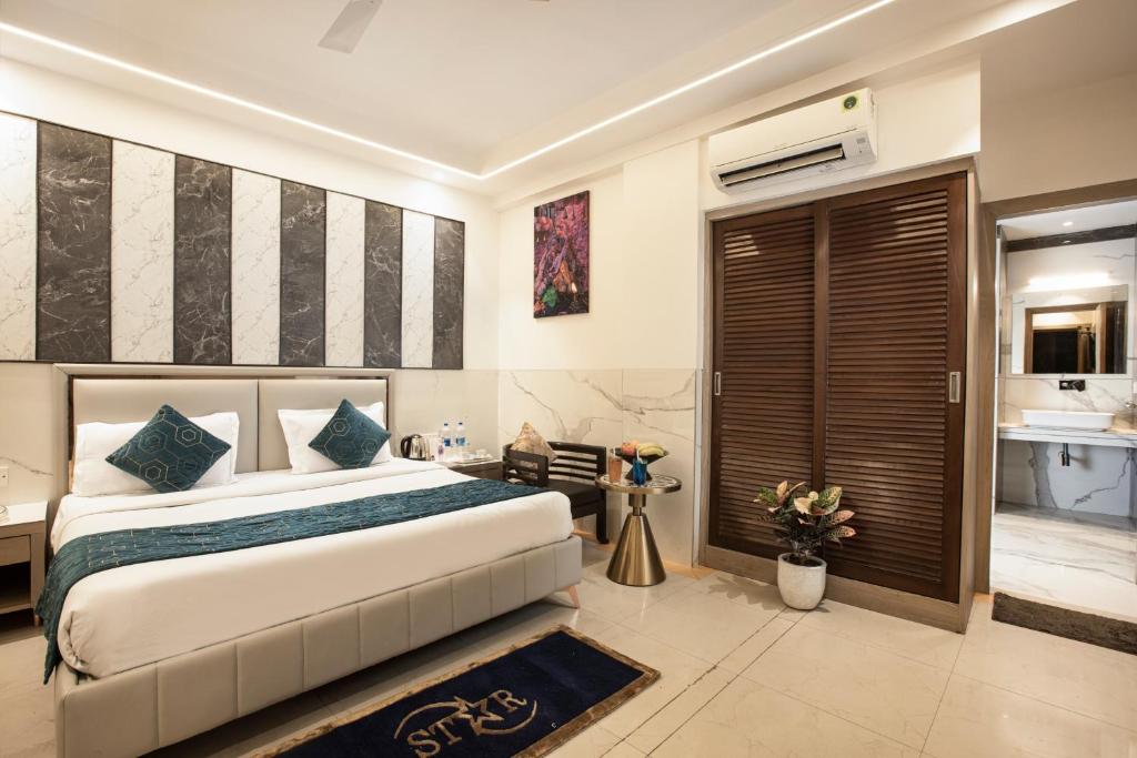Postel nebo postele na pokoji v ubytování Hotel Transit International- Aerocity Delhi Airport