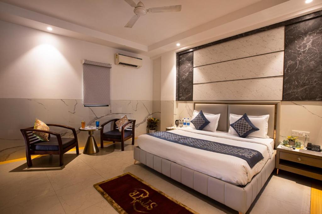 Postel nebo postele na pokoji v ubytování Hotel Transit International- Aerocity Delhi Airport