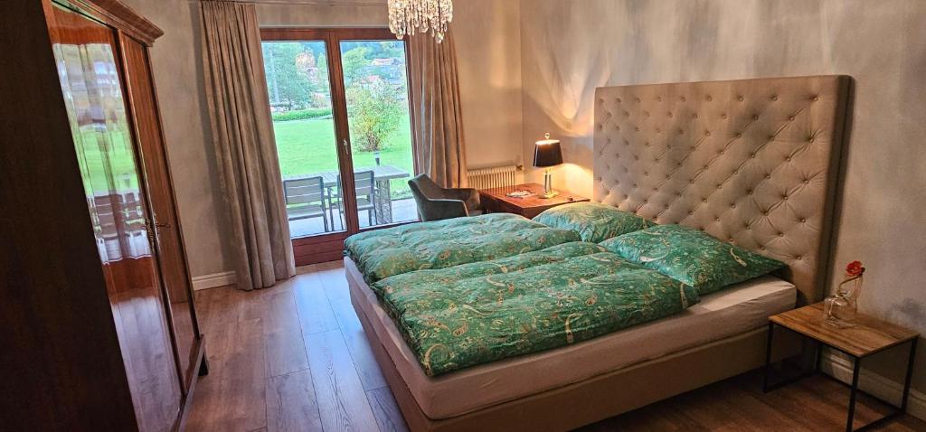 Postel nebo postele na pokoji v ubytování Landhaus Steinwender Wohnung Biedermeier