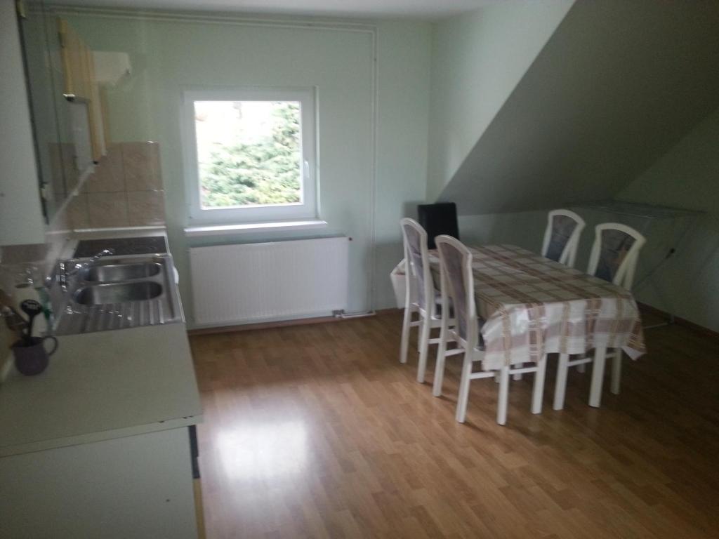 Kuchyň nebo kuchyňský kout v ubytování SOSTANJ VELENJE RAVNE SOBE ROOMS Vrtacnik d o o