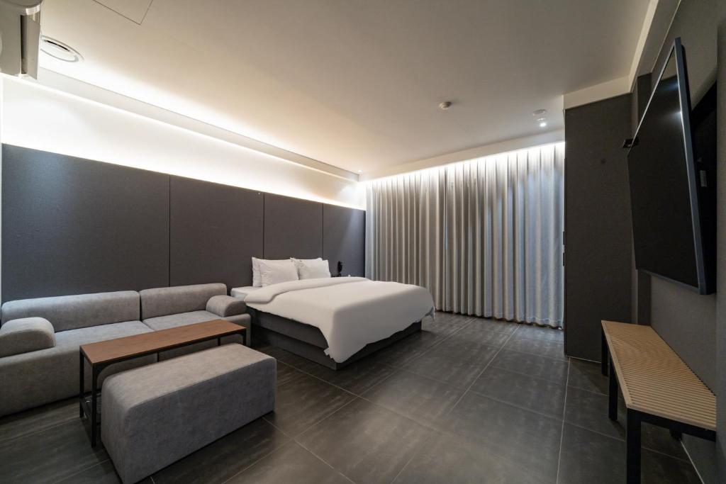 Postel nebo postele na pokoji v ubytování Hotel THE ART UIWANG