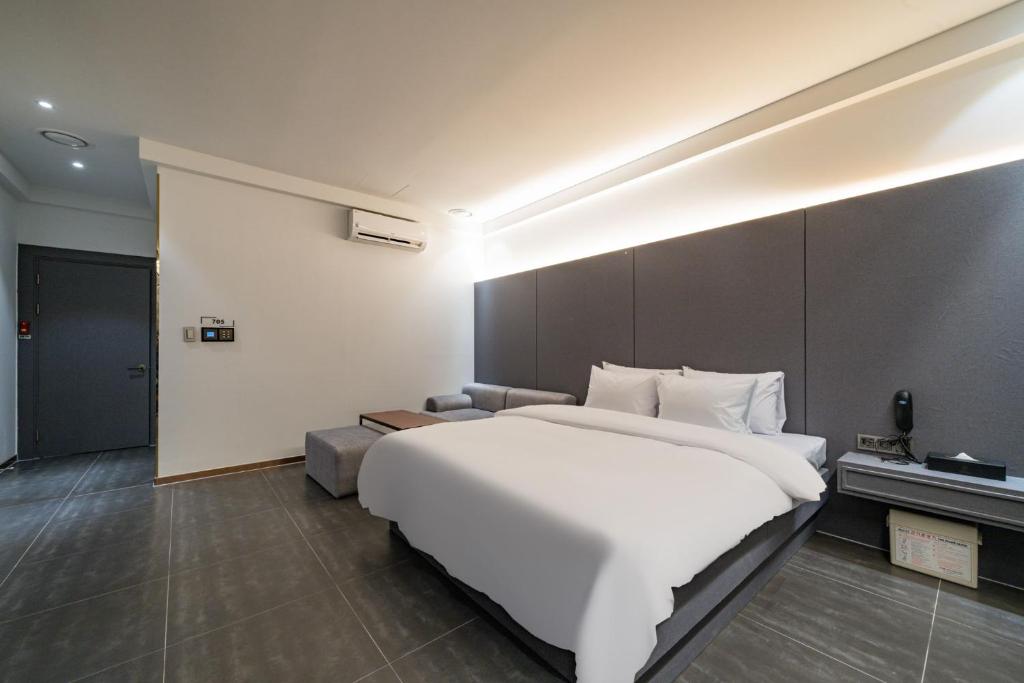 Postel nebo postele na pokoji v ubytování Hotel THE ART UIWANG