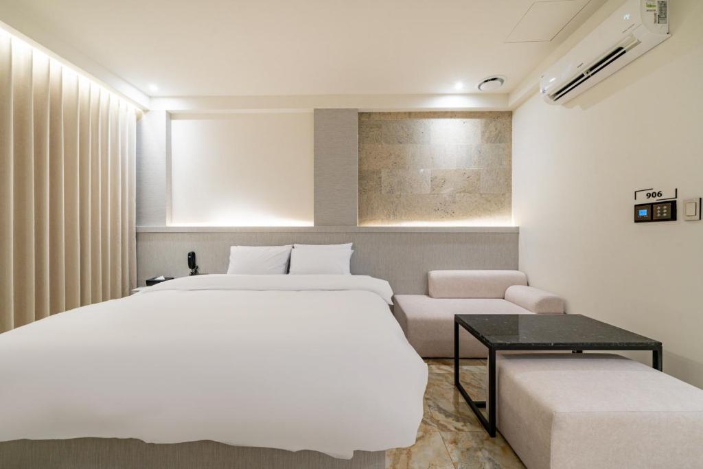 Postel nebo postele na pokoji v ubytování Hotel THE ART UIWANG
