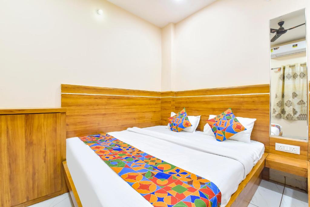 Postel nebo postele na pokoji v ubytování FabHotel Somnath