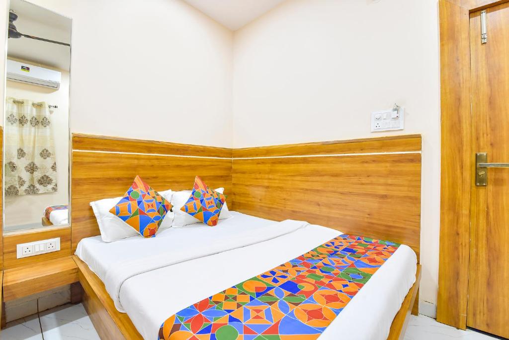 Postel nebo postele na pokoji v ubytování FabHotel Somnath