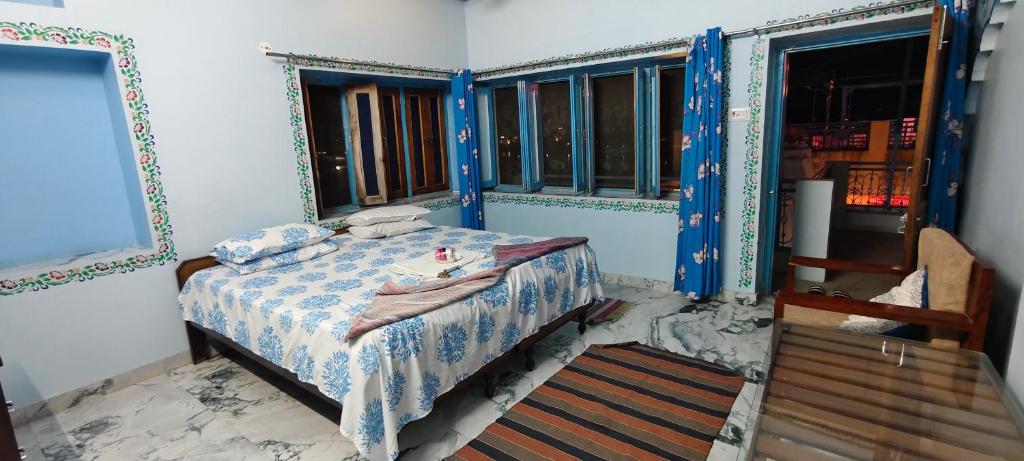 Postel nebo postele na pokoji v ubytování Hotel Bharatpur Palace