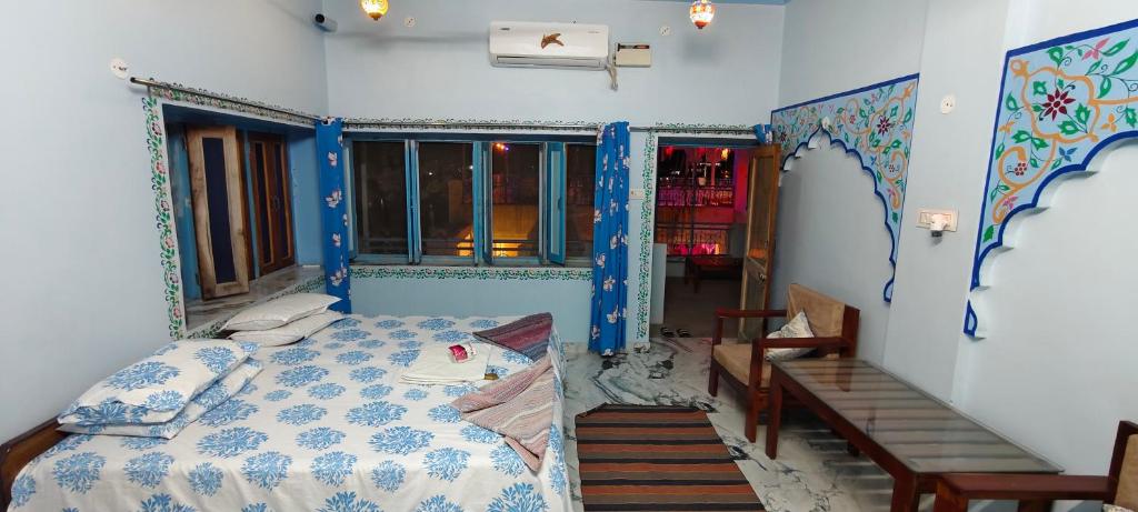 Postel nebo postele na pokoji v ubytování Hotel Bharatpur Palace