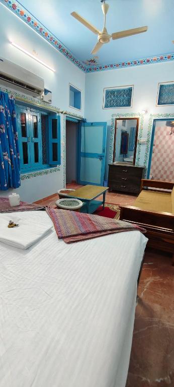 Postel nebo postele na pokoji v ubytování Hotel Bharatpur Palace