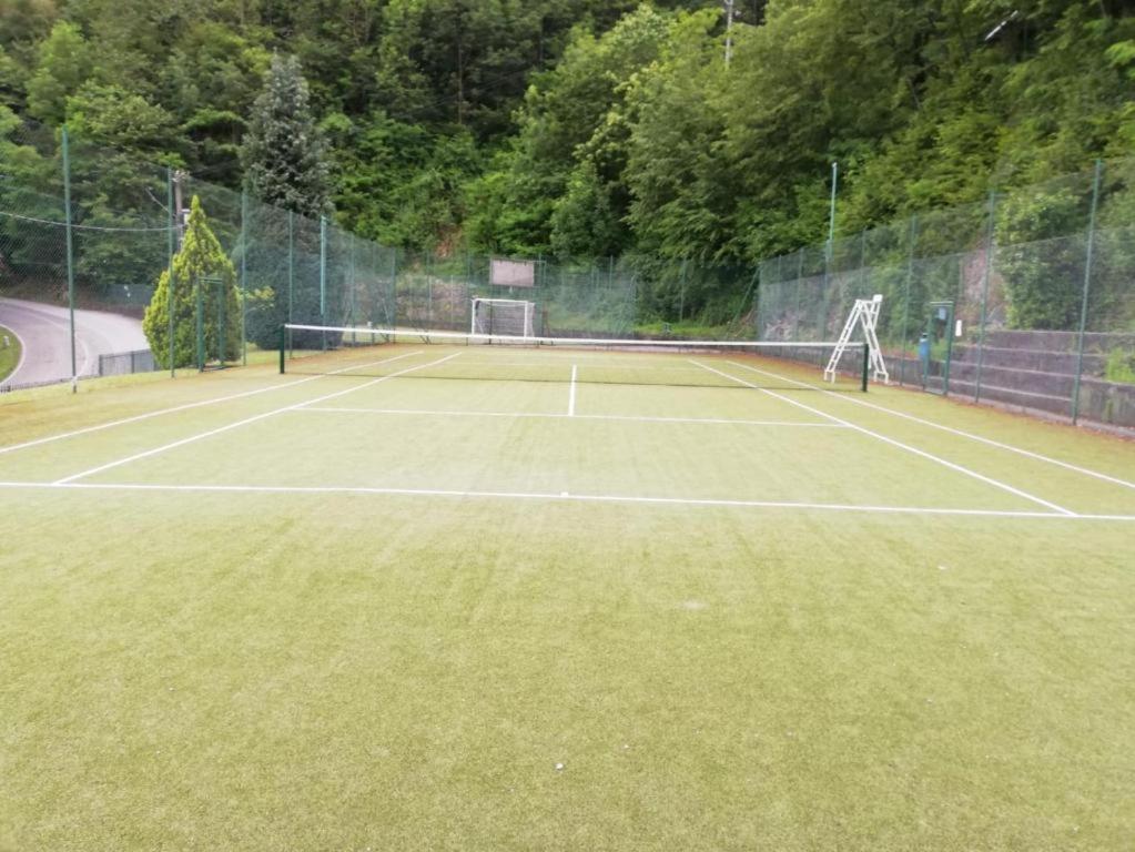 Tenis a/nebo squash v ubytování Penthouse with Big Terrace in Residence with Pool nebo okolí