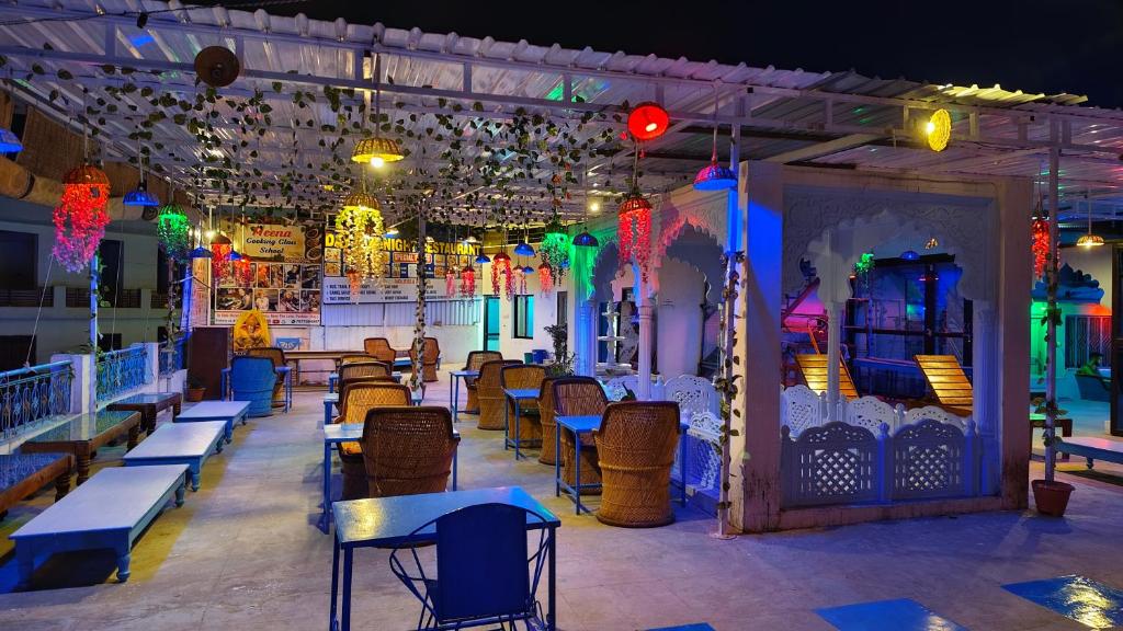 Večerní zábavní program pro hosty v ubytování Hotel Bharatpur Palace